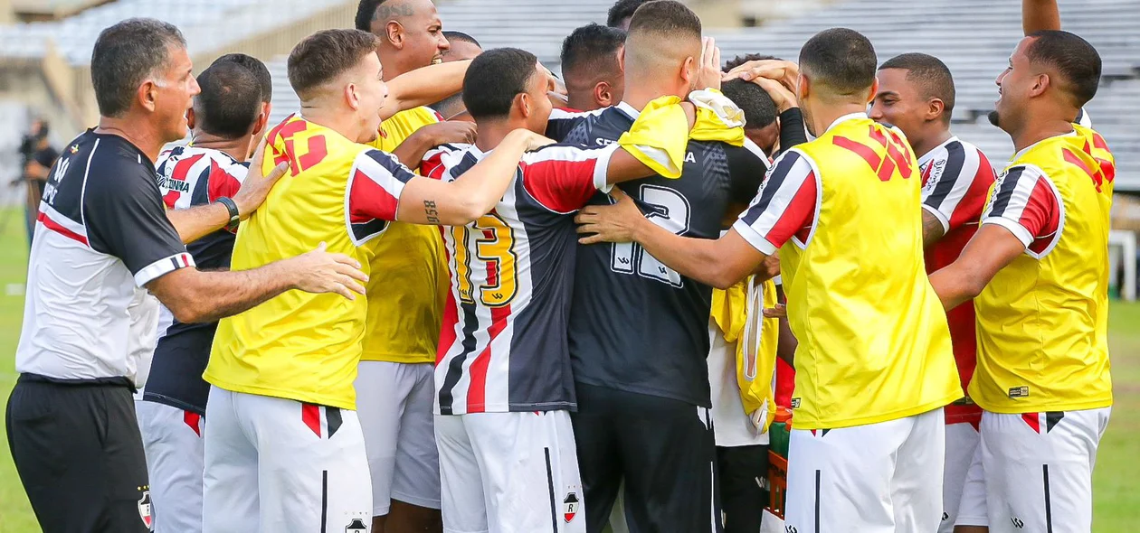 Jogadores do River comemoram gol