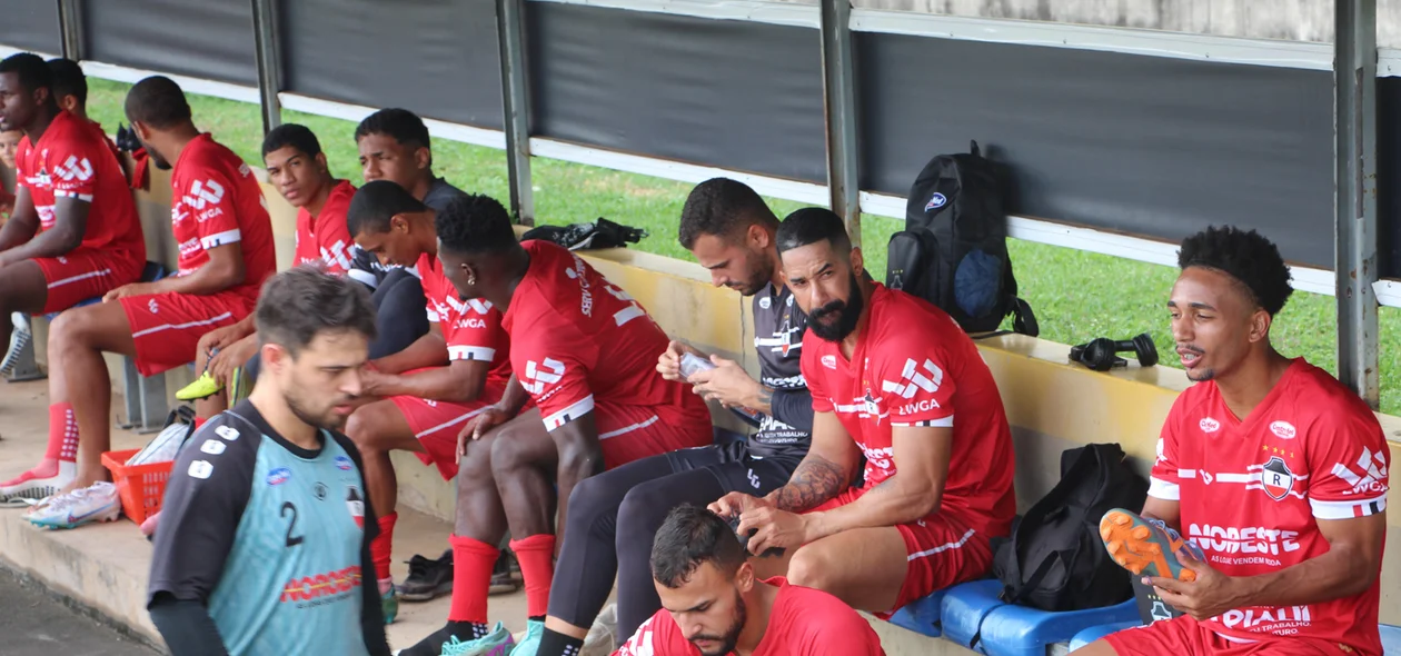 Jogadores do River se preparando para treino visando as semifinais do Campeonato Piauiense 2024