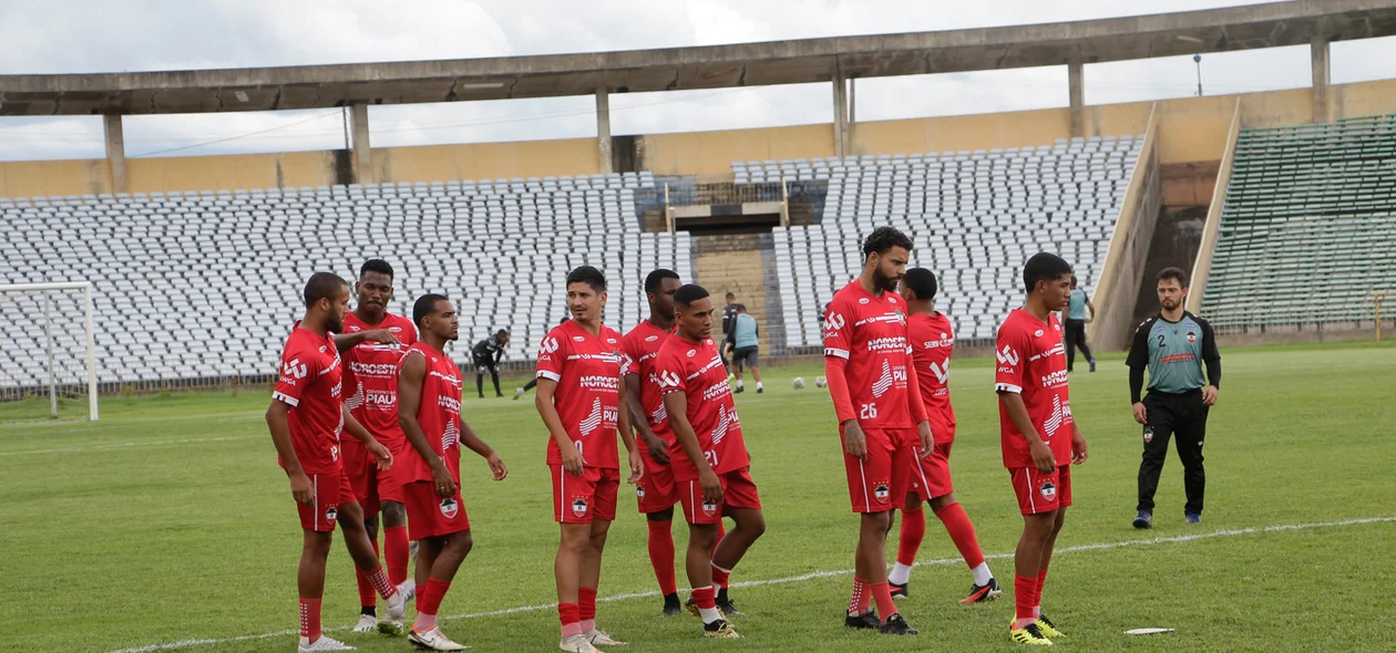 Jogadores do River treinando para duelo contra o Parnahyba