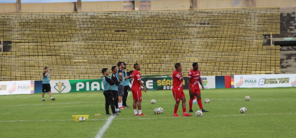 Jogadores do River treinando para duelo contra o Parnahyba