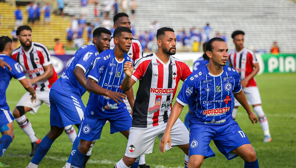 Jogadores esperam pela cobrança de escanteio