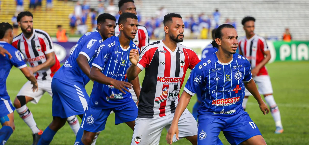 Jogadores esperam pela cobrança de escanteio