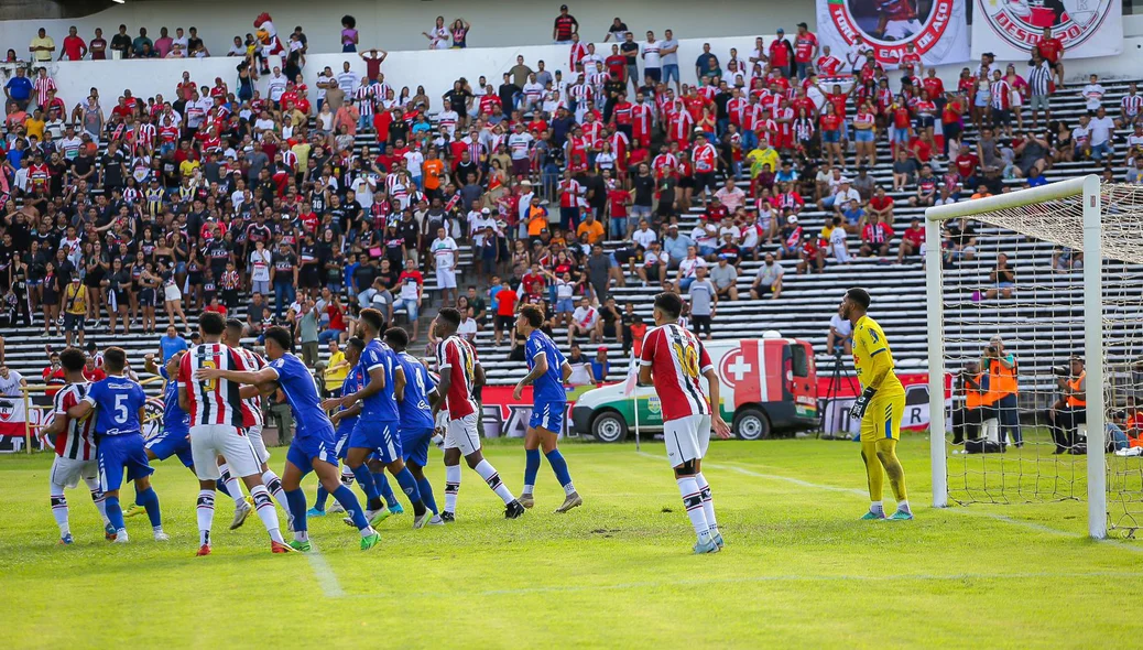 Jogadores presentes na grande área do Parnahyba