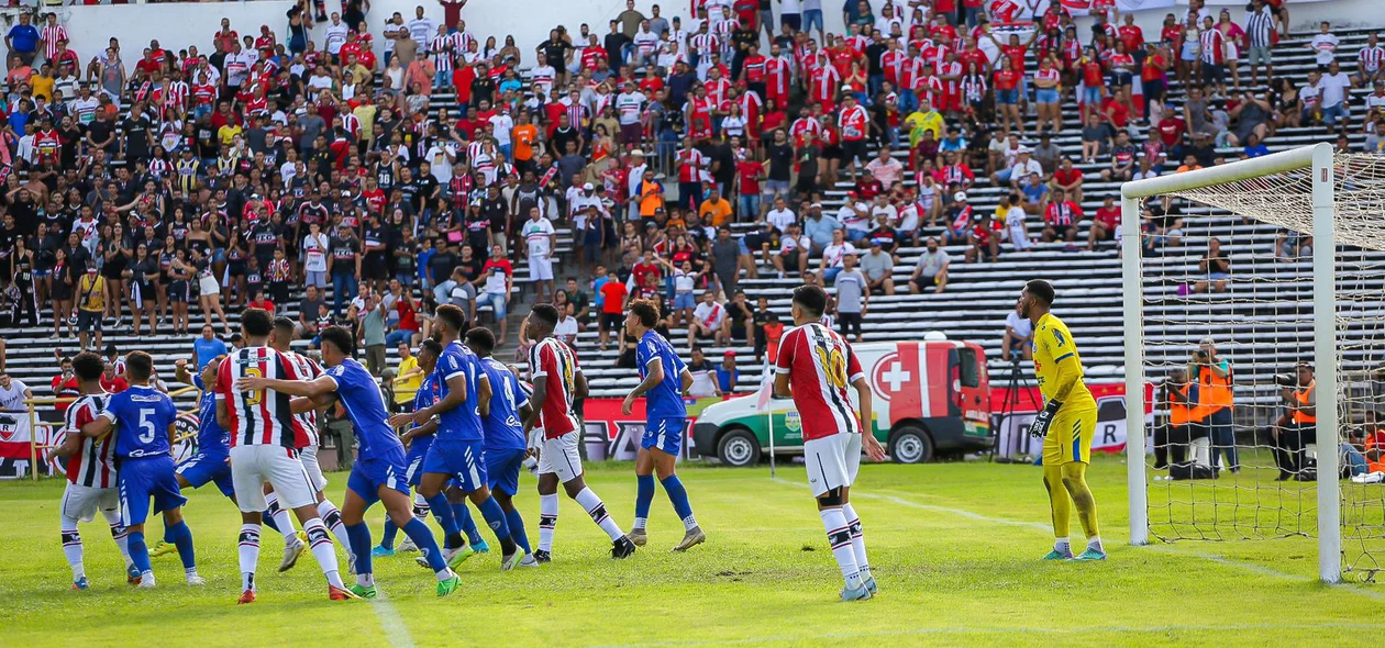 Jogadores presentes na grande área do Parnahyba