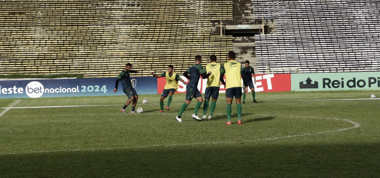 Jogadores reservas fizeram um trabalho em campo reduzido
