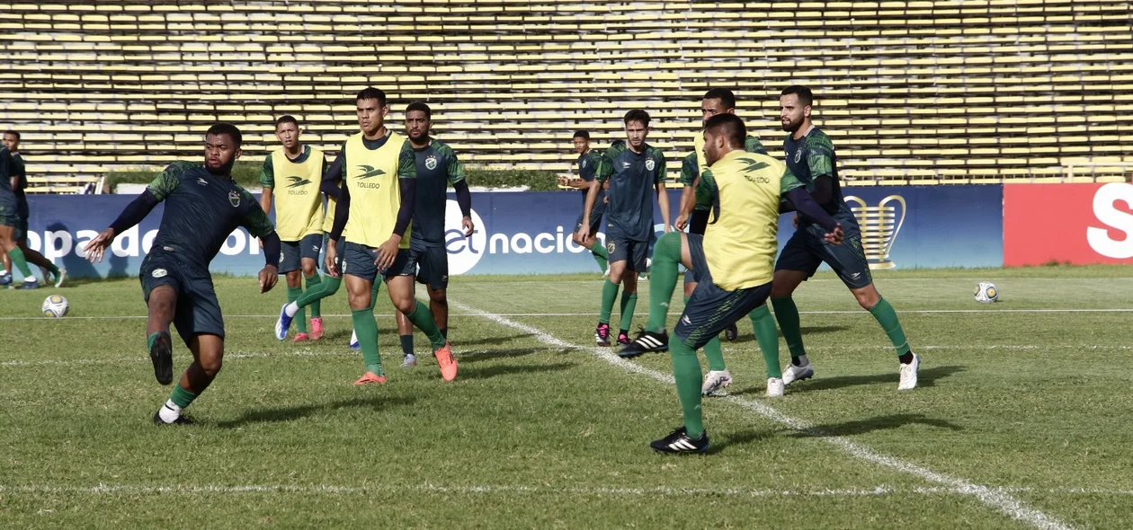 Jogadores reservas fizeram um treino tático