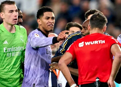 Jude Bellingham grita com árbitro em jogo