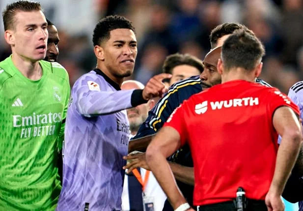 Jude Bellingham grita com árbitro em jogo
