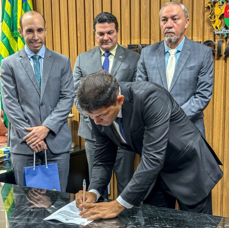 Juiz Francisco Valdo Rocha dos Reis assinando termo de posse