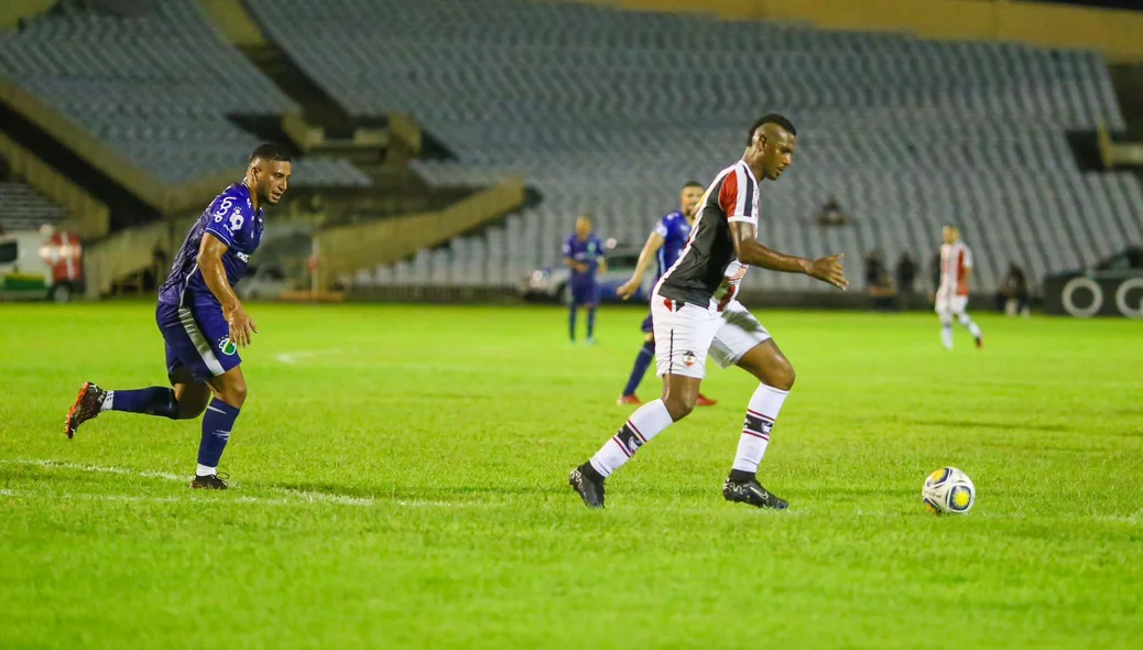 Leandro Amaro contruindo jogada para o River contra o Altos