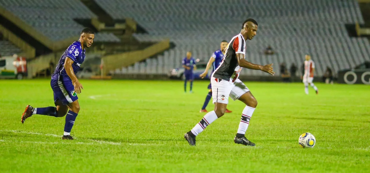 Leandro Amaro contruindo jogada para o River contra o Altos