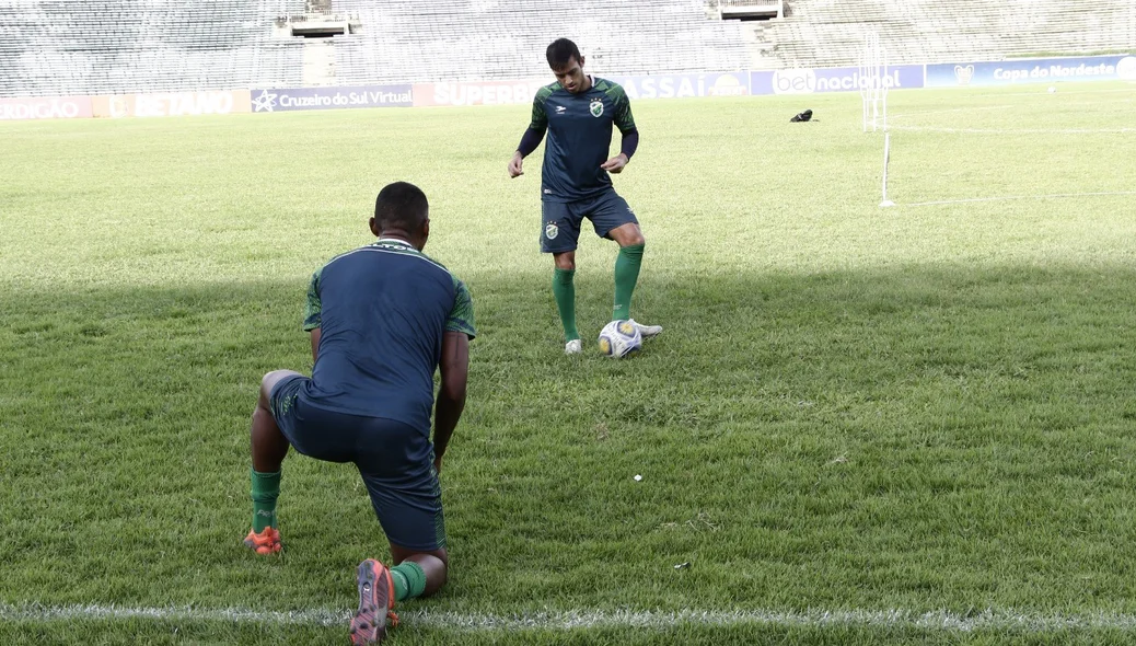 Leandro Amorim e Brayann em treino do Altos antes de jogo contra o CRB