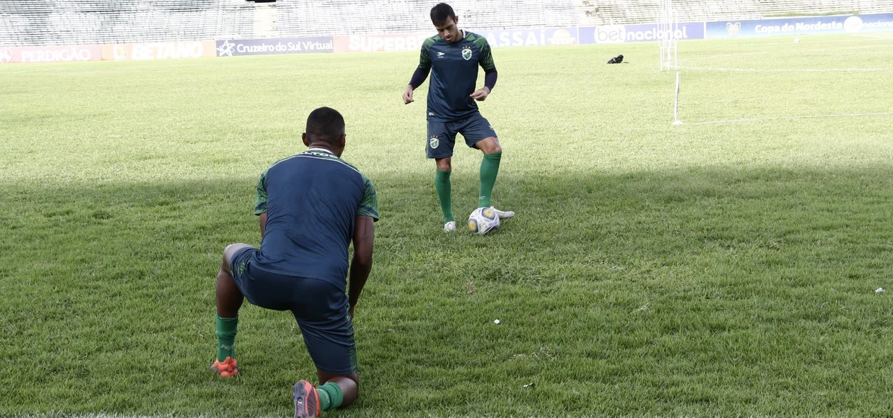 Leandro Amorim e Brayann em treino do Altos antes de jogo contra o CRB
