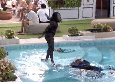 Leidy Elin jogou as roupas de Davi na piscina