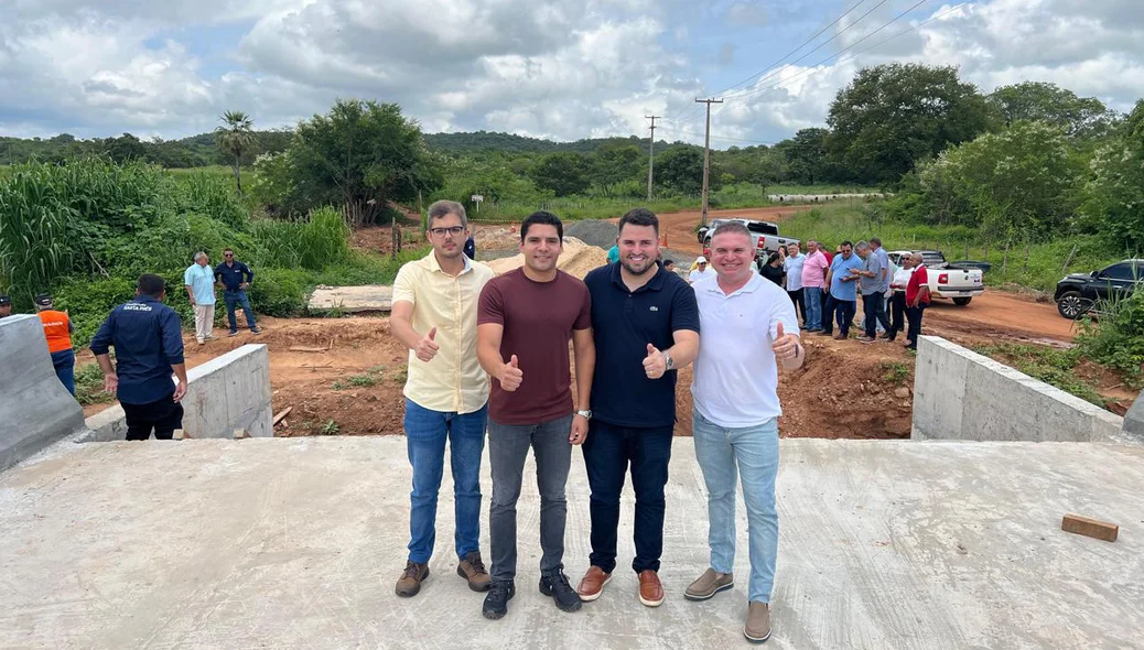 Leonardo Sobral acompanha obras do DER-PI em Aroazes