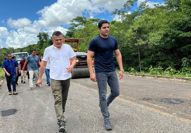 Leonardo Sobral do DER-PI visita obras na macrorregião do Litoral