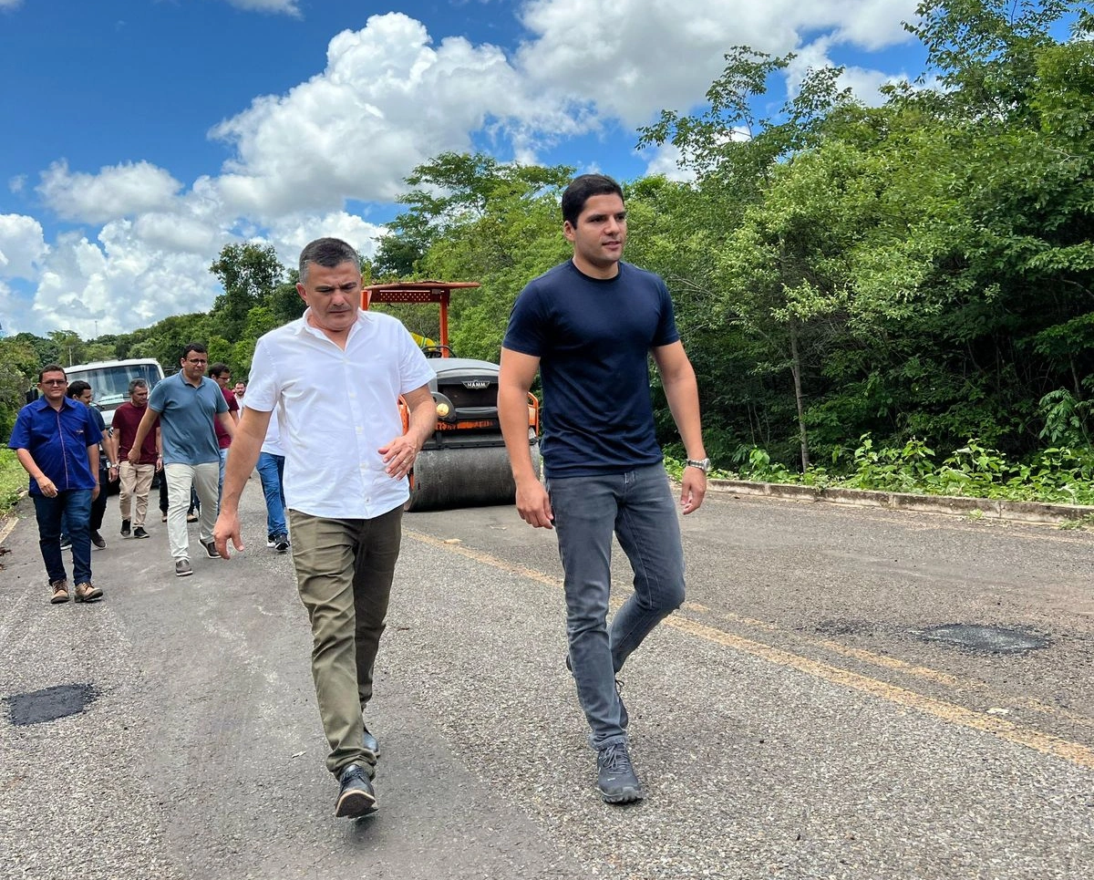 Leonardo Sobral do DER-PI visita obras na macrorregião do Litoral