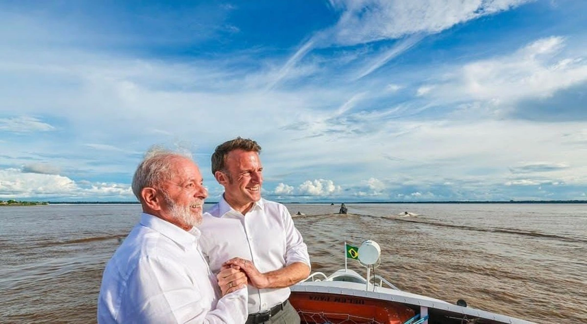 Luiz Inácio Lula da Silva e Emmanuel Macron, em Belém, nessa terça-feira (26)