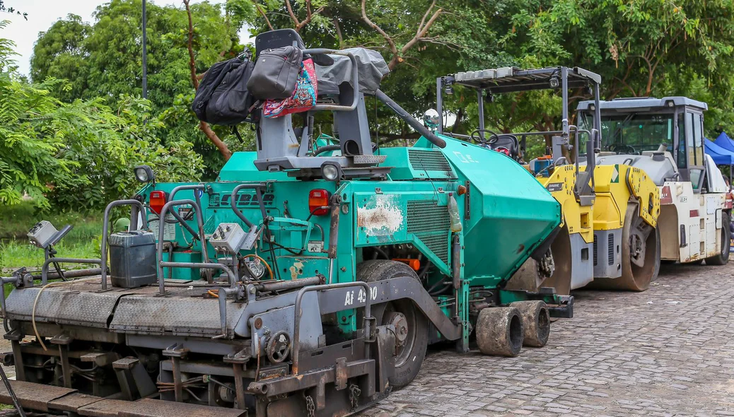 Máquinas serão utilizadas na pavimentação das ruas na Vila Carlos Falcão