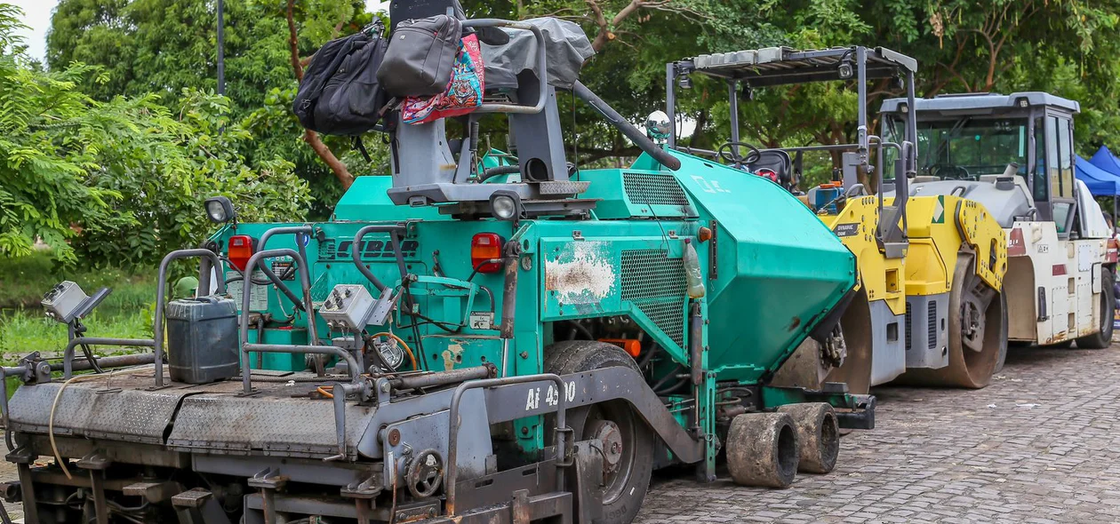 Máquinas serão utilizadas na pavimentação das ruas na Vila Carlos Falcão