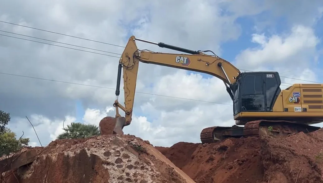 Máquinas trabalhando na construção da rodovia PI 225