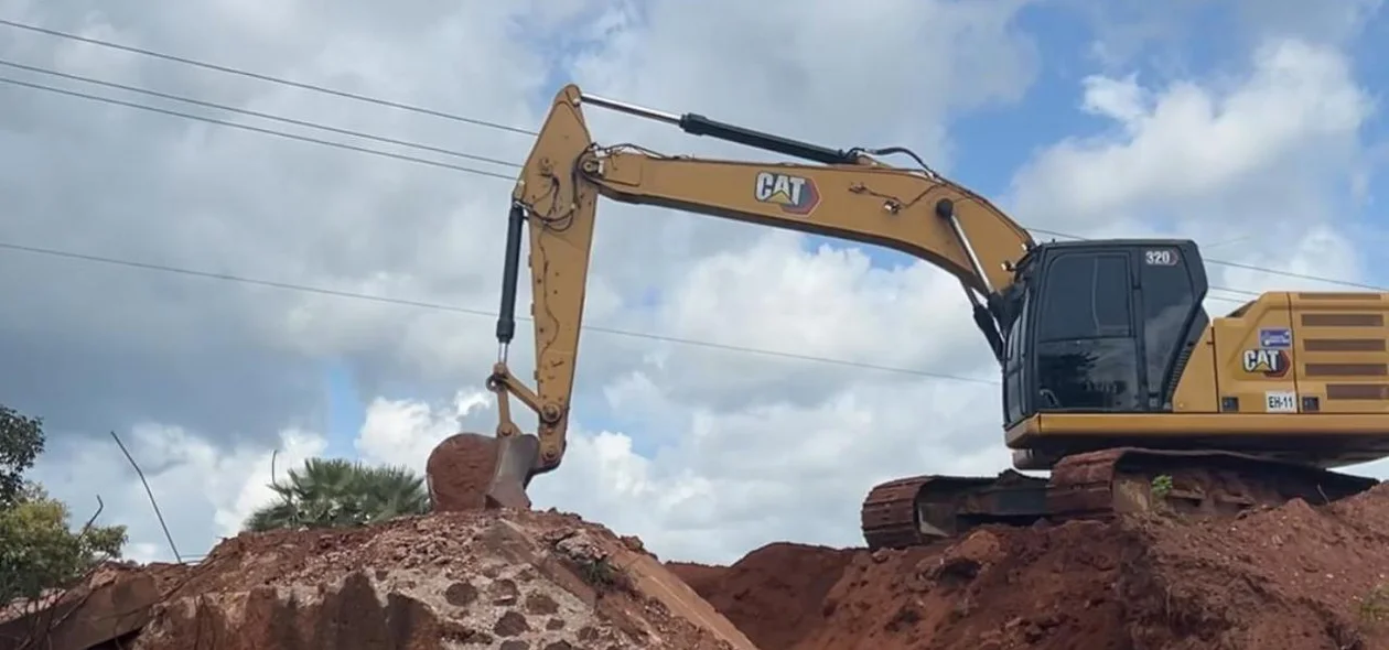 Máquinas trabalhando na construção da rodovia PI 225