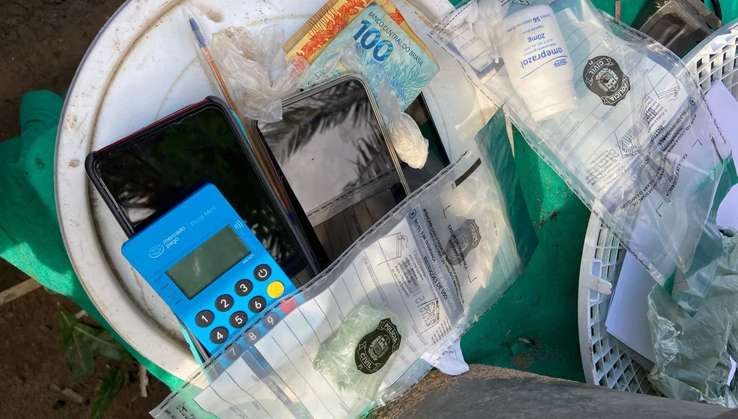 Materiais característicos do tráfico de drogas foram apreendidos