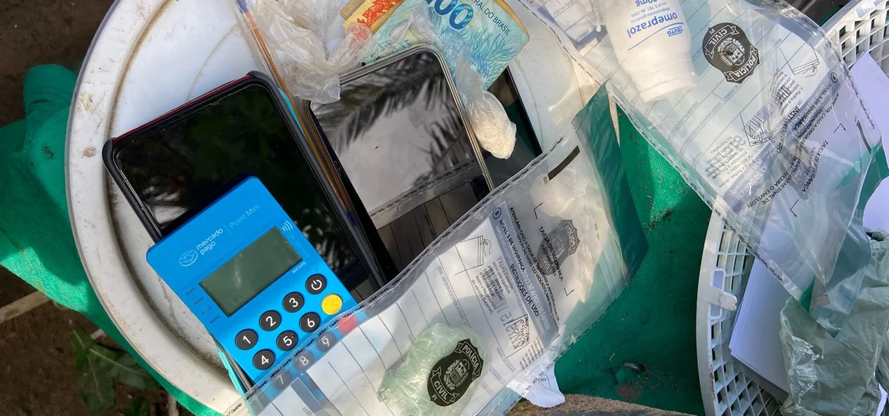 Materiais característicos do tráfico de drogas foram apreendidos