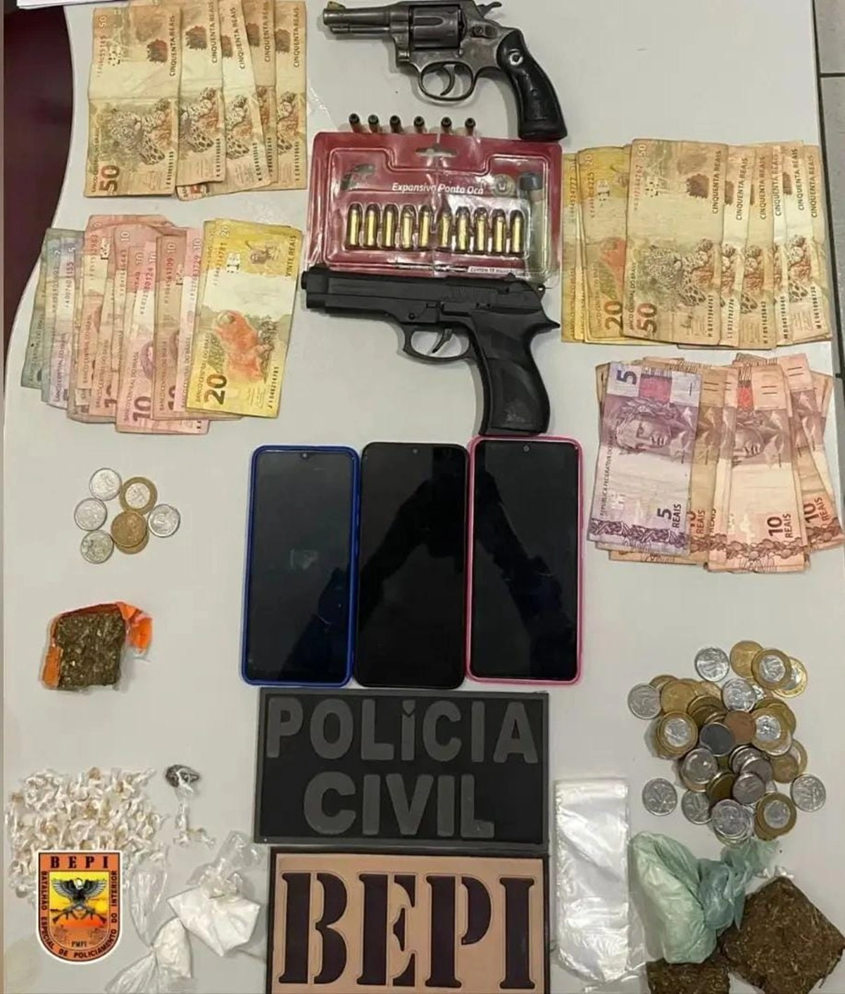 Material apreendido com o trio criminoso