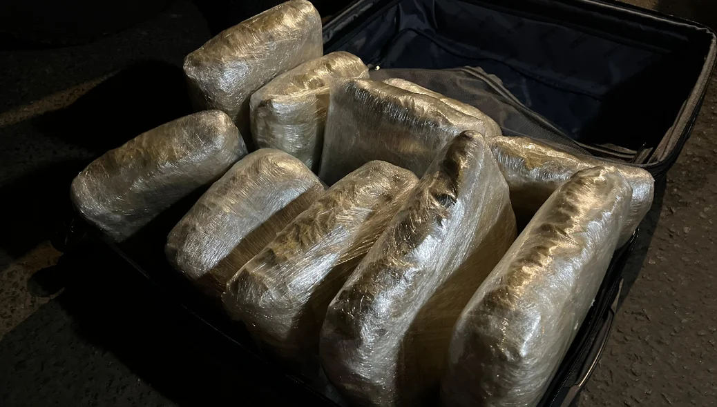 Material estava armazenado em uma mala