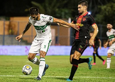 Matheus, atacante do Altos, buscando o ataque contra o Sport