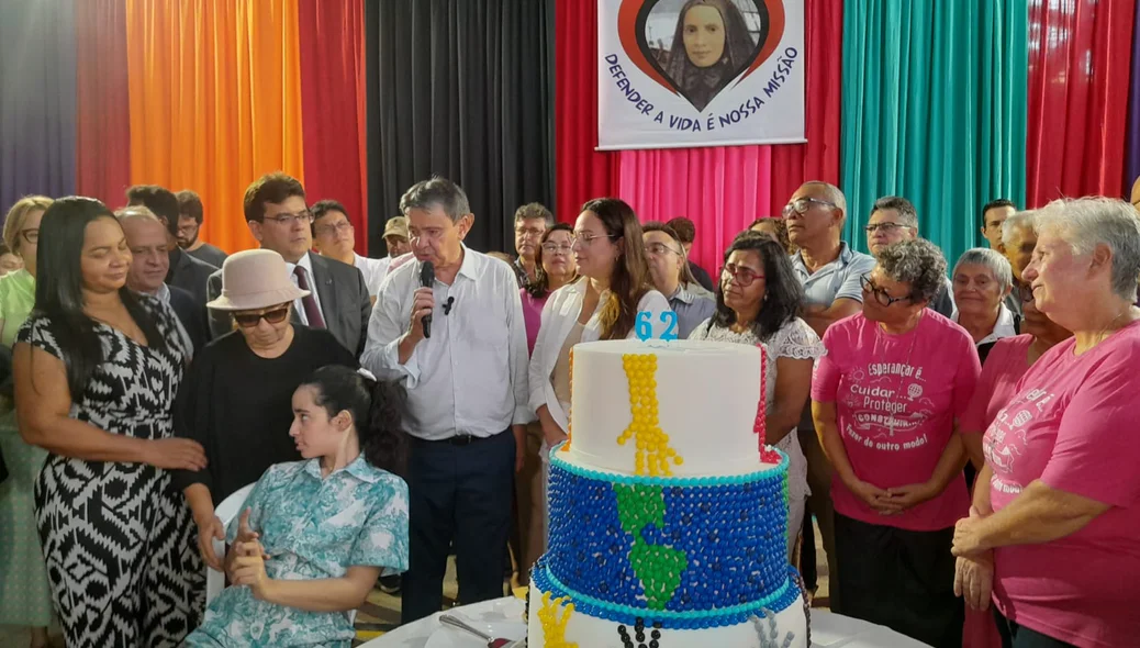 Ministro Wellington Dias comora 62 anos em ação social na zona Sul de Teresina