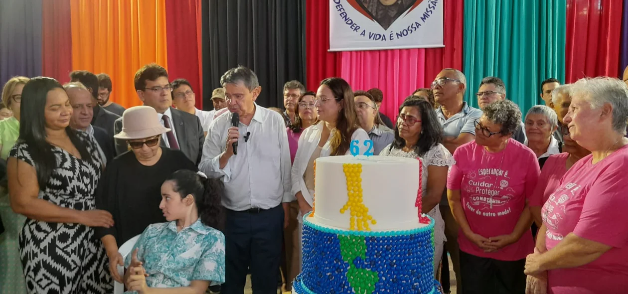 Ministro Wellington Dias comora 62 anos em ação social na zona Sul de Teresina