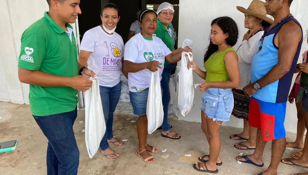 Momento da entrega dos peixes
