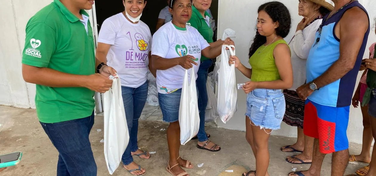Momento da entrega dos peixes