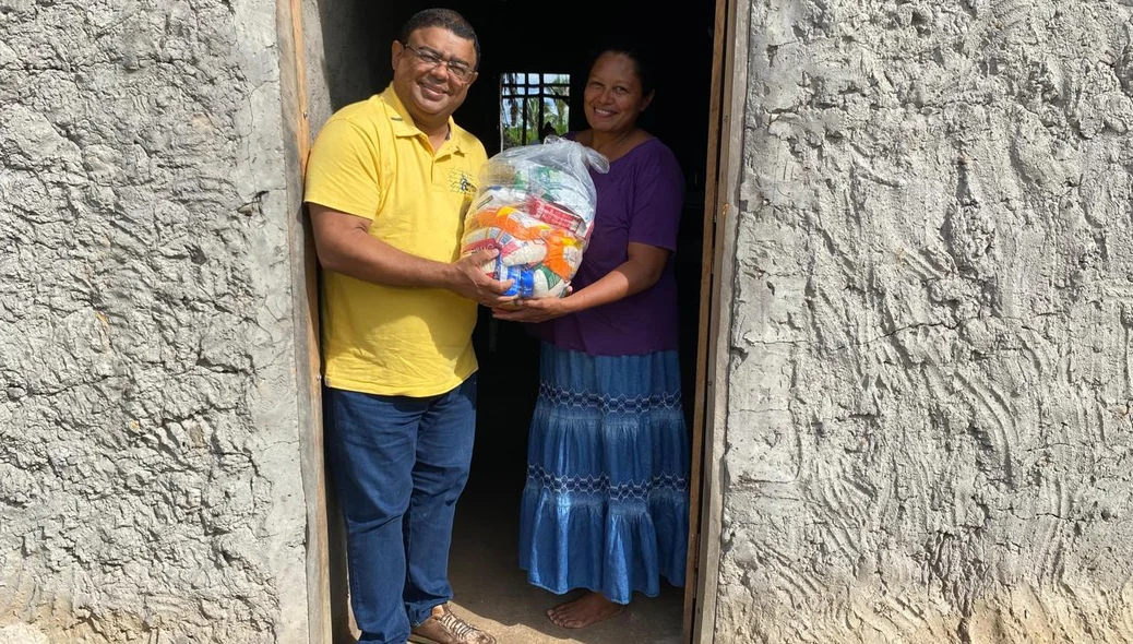 Momento das entrega de cesta
