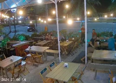 Momento em que Rafael Cardoso corre atrás de gerente de bar no RJ
