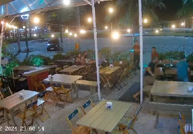 Momento em que Rafael Cardoso corre atrás de gerente de bar no RJ