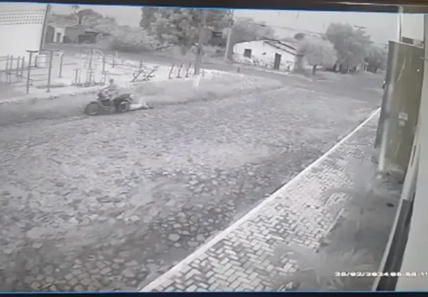 Mulher foi arrastada no chão presa na traseira da motocicleta