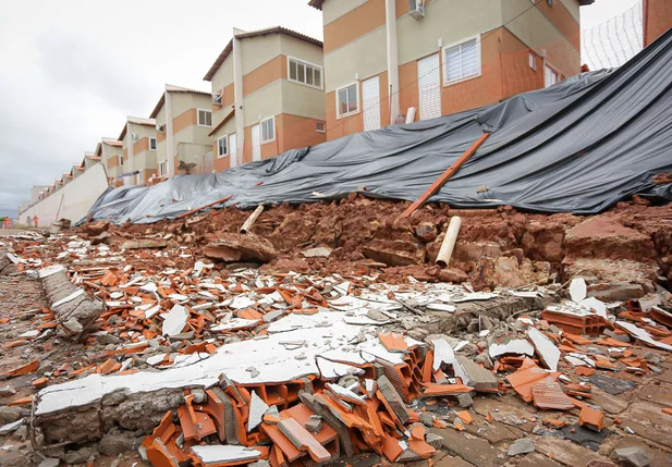 Muro do condomínio Reserva do Leste 2 caiu por conta das chuvas