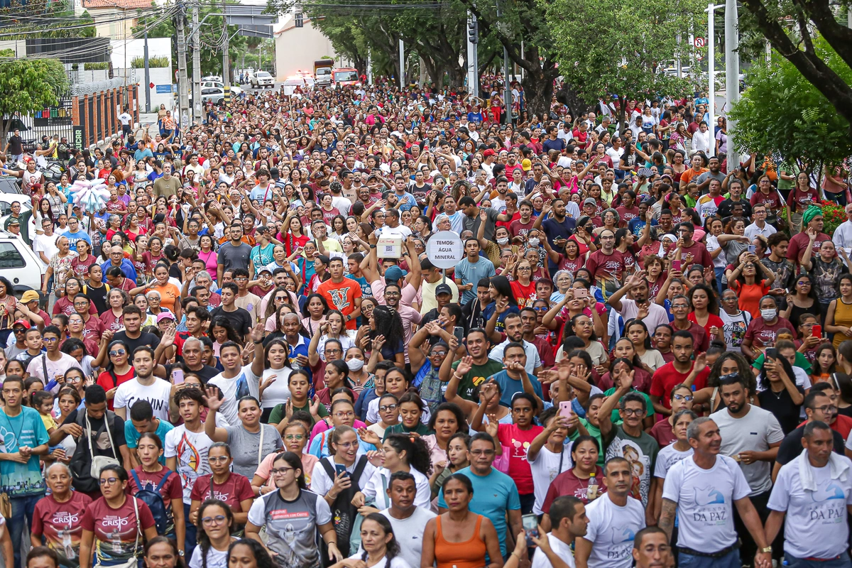 O evento reuniu milhares de fieis na Avenida Frei Serafim