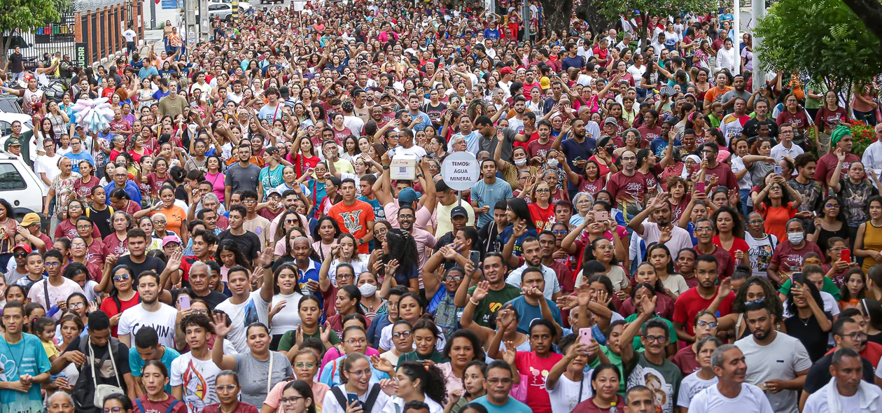 O evento reuniu milhares de fieis na Avenida Frei Serafim