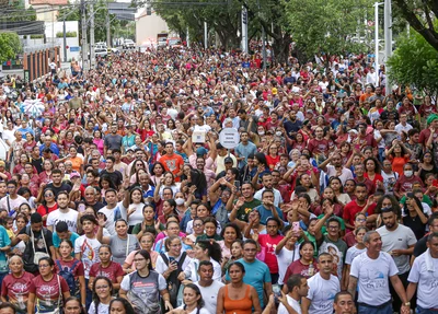 O evento reuniu milhares de fieis na Avenida Frei Serafim