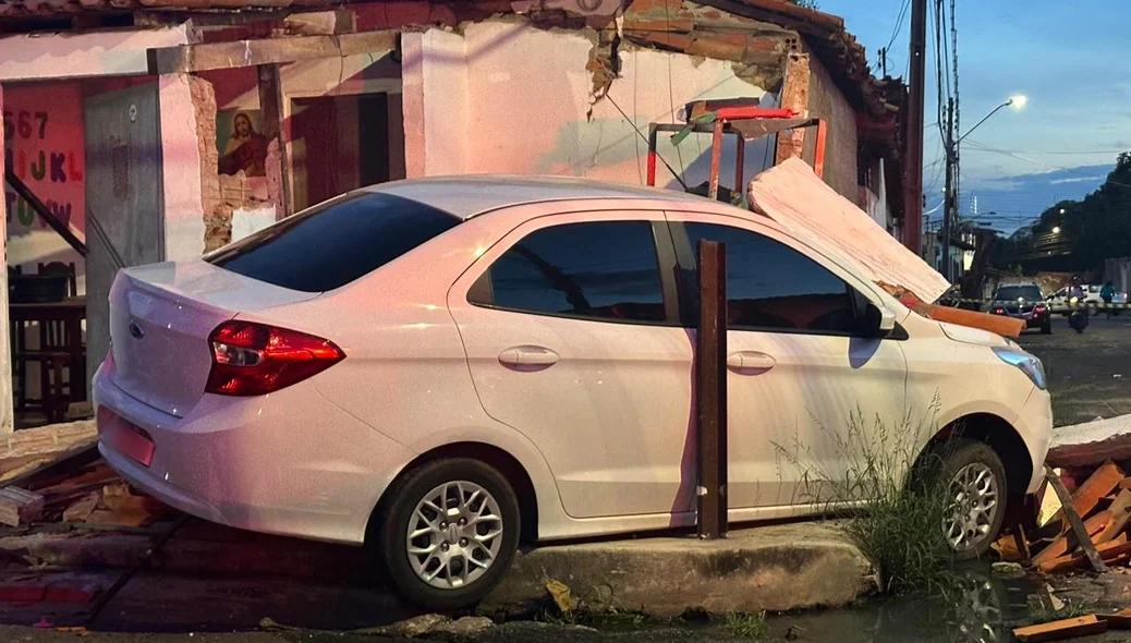 O veículo de modelo Ford Ka invadiu o reforço