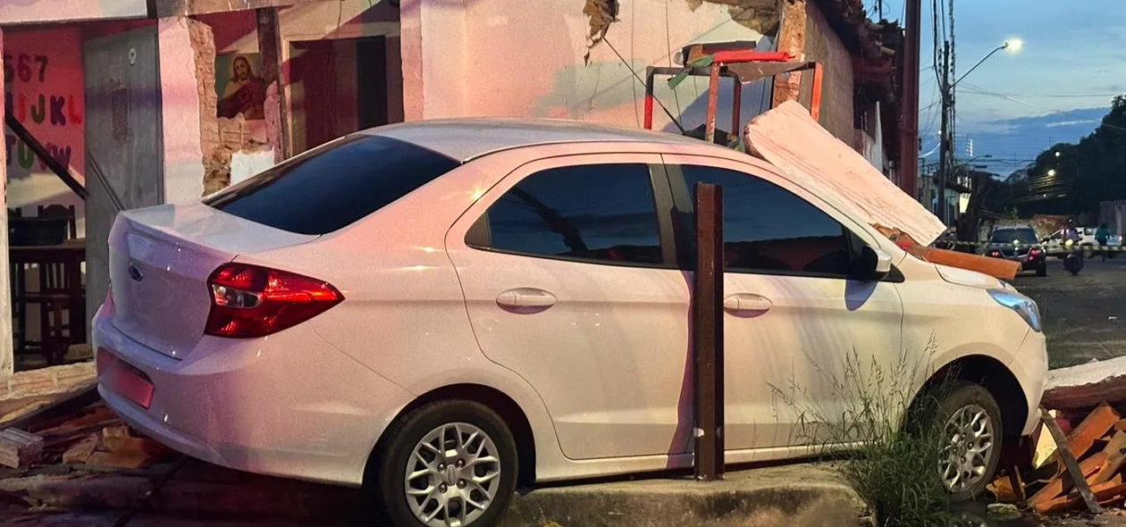 O veículo de modelo Ford Ka invadiu o reforço