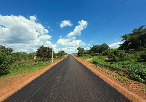 Obras do DER em Santa Cruz dos Milagres