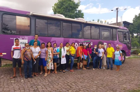 Ônibus Lilás leva ações ao bairro Lourival Parente em alusão à campanha Março Mulher