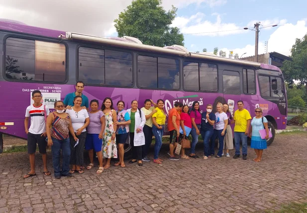 Ônibus Lilás leva ações ao bairro Lourival Parente em alusão à campanha Março Mulher