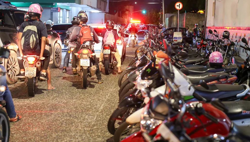 Os veículos ficam estacionados em frente ao prédio do IFPI