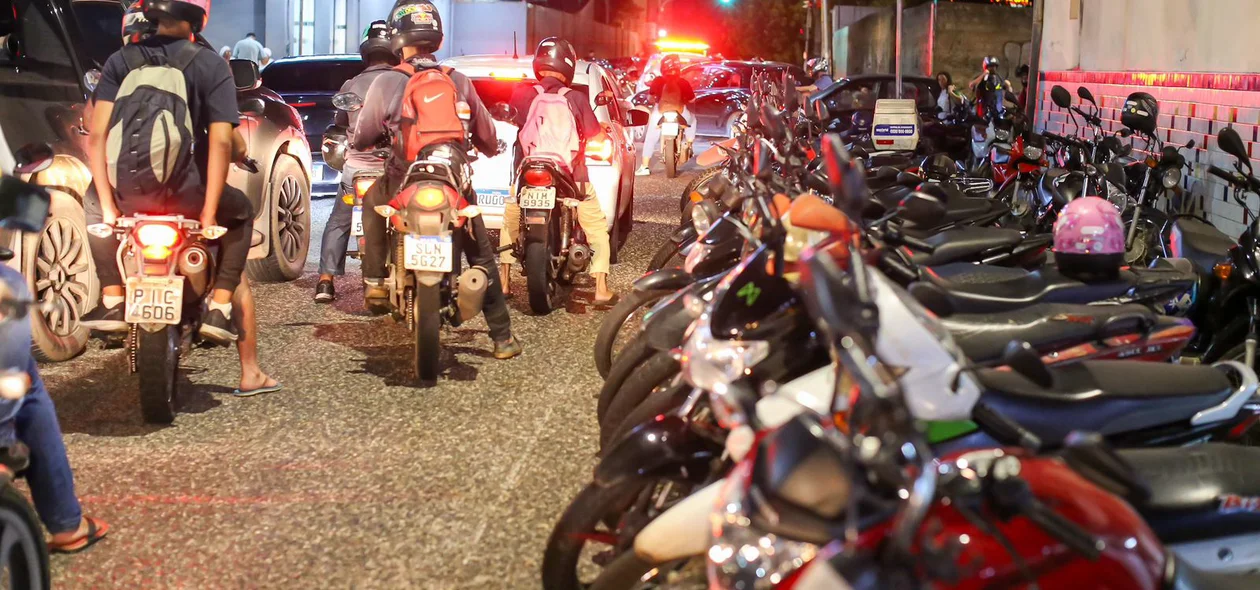 Os veículos ficam estacionados em frente ao prédio do IFPI